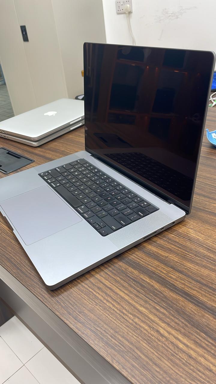 MacBook Pro 2021 Model 16 inches M1 Pro 16 GB 512 GB with charging cable and Bag