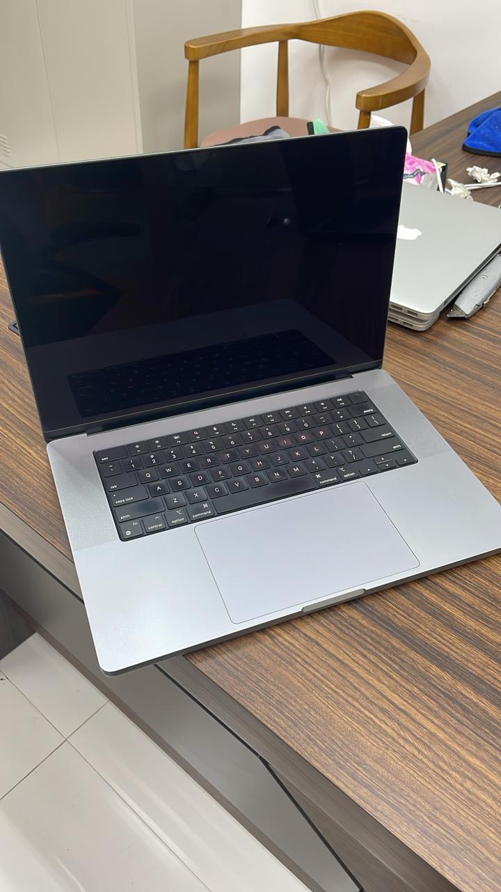 MacBook Pro 2021 Model 16 inches M1 Pro 16 GB 512 GB with charging cable and Bag