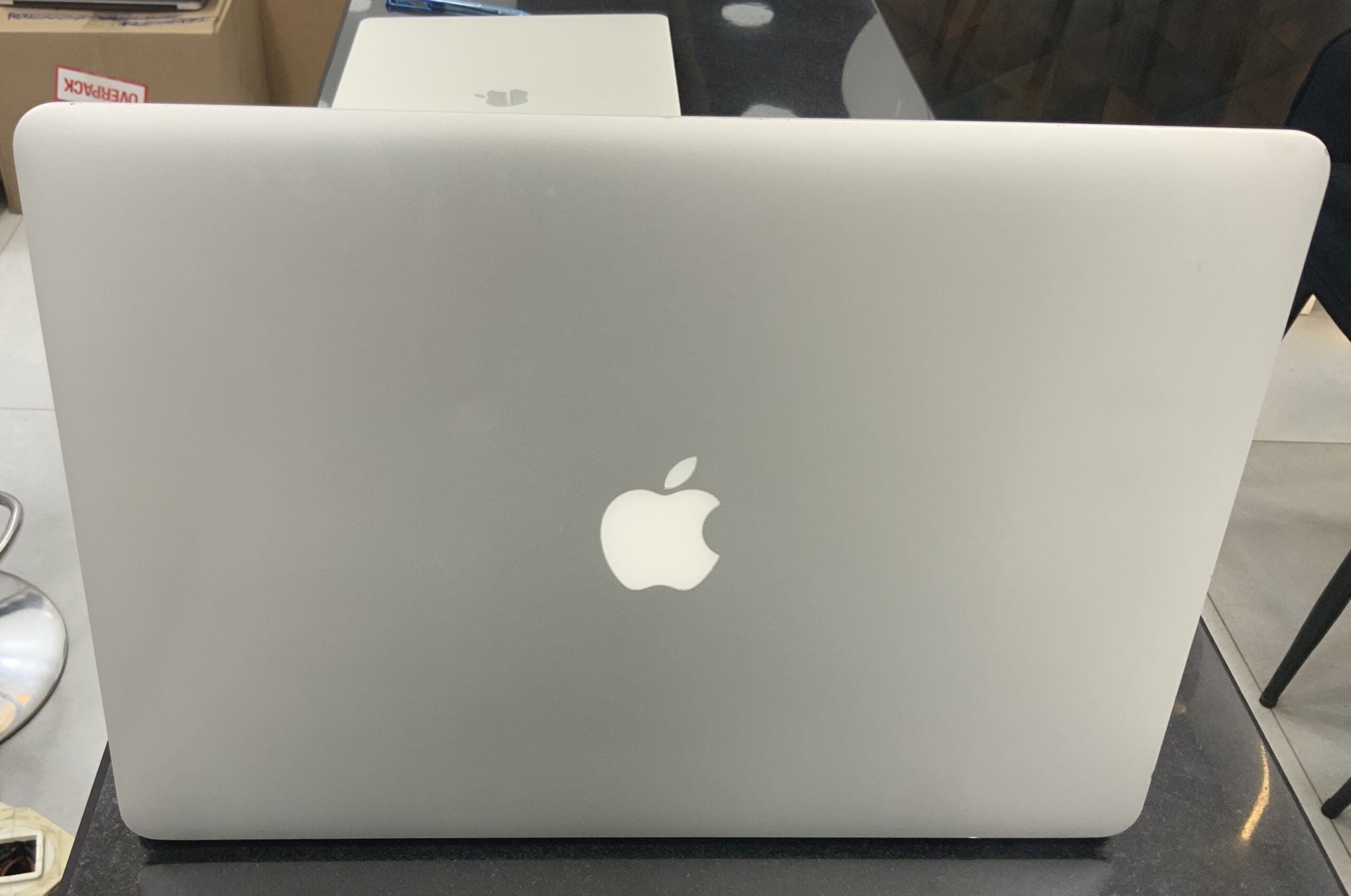 Offer MacBook Pro 2015 Core i7 16/512 With charger bag