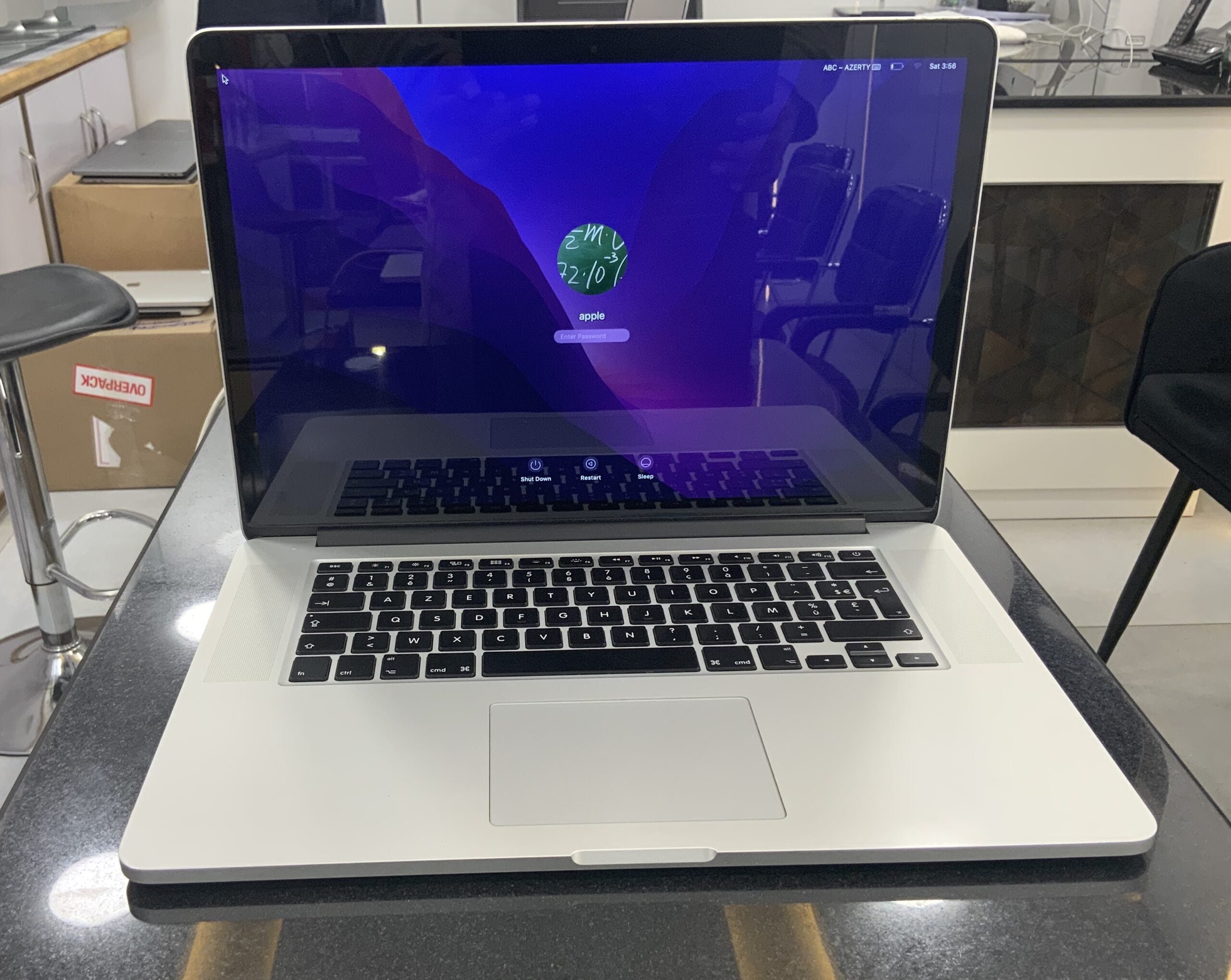 Offer MacBook Pro 2015 Core i7 16/512 With charger bag